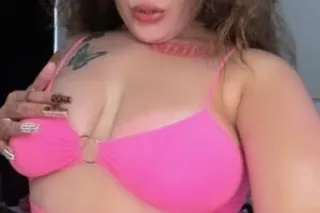 THICK WHITE GIRL LOOKING FOR FUN🩷 TWO GIRLS👯♀ - Image 6