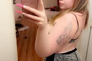 THICK WHITE GIRL LOOKING FOR FUN🩷 TWO GIRLS👯♀ - Image 1